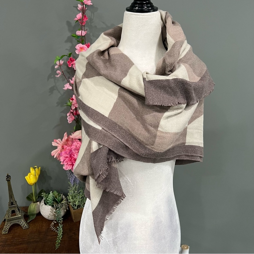 Checkered Scarf - Picture 2 of 6
